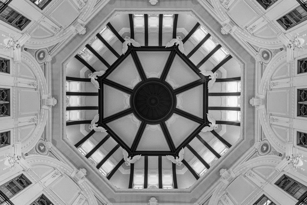 Black and white of Tokyo train station ceiling — Stock Photo, Image