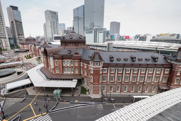 Güneşli bir günde inşa Tokyo tren istasyonu
