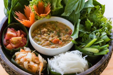 Izgara karides biber soslu sebze kümesi