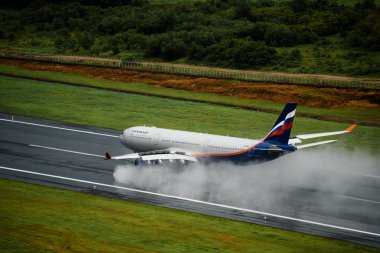 Yağmurlu günde Phuket havaalanına iniş Aeroflot Havayolları uçak