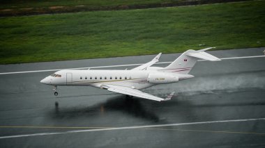 Özel jet ıslak pist üzerinde Bombardier global 5000 açılış yazın