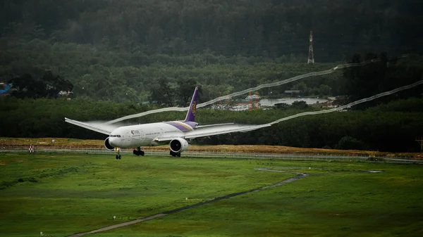 Thai airways-repülőgép, Boeing 777-300, leszálló phuket repül — Stock Fotó