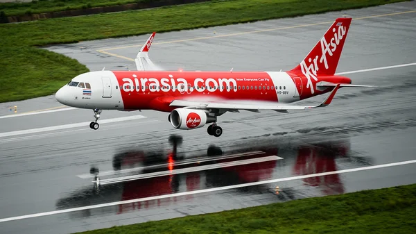 Самолёт Airasia Airways приземляется на Пхукете после остановки дождя — стоковое фото
