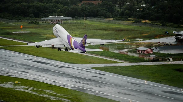 Самолет Thai airways Boeing 747-400 взлетает на Пхукет Эйр — стоковое фото