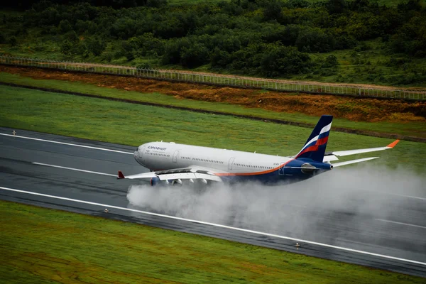 Aeroflot airways aereo atterraggio all'aeroporto di Phuket in giorno di pioggia Foto Stock