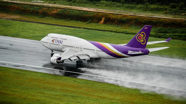 Thailändisches Flugzeug vom Typ Boe 747-400 hebt in Phuket ab Stockbild