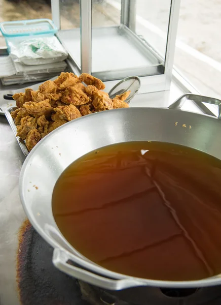 Palm oil and fried chicken — Stock Photo, Image