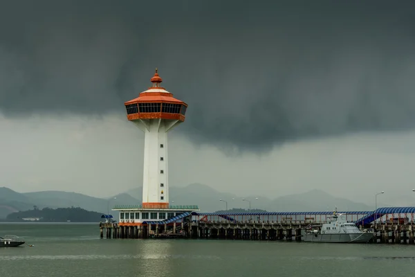 拉廊码头灯塔和积雨云 — 图库照片