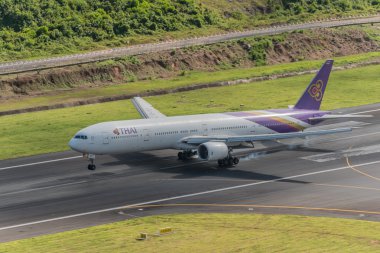 Tay airways Phuket Havaalanı'na indi