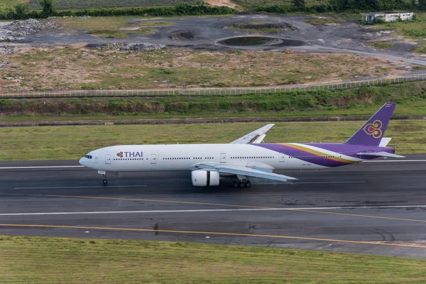 Тайським airways приземлився в аеропорту Пхукета — стокове фото