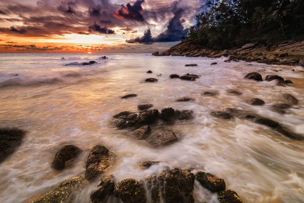 Tappo grande onda calda al tramonto — Foto Stock