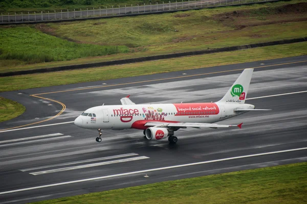 Asiatiska uttryckliga lufta fodrar landar på Phukets flygplats — Stockfoto