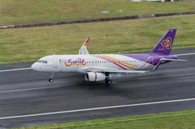 Tayland Phuket havaalanına iniş havayolu uçak gülümse