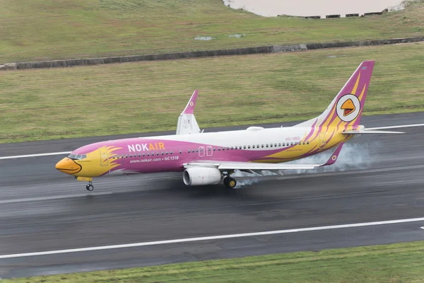 NokAir landning touch banan vid Phukets flygplats — Stockfoto