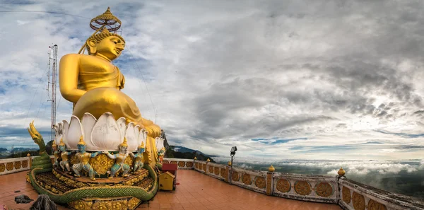 Большой большой Будда над холмом в храме тигровой пещеры — стоковое фото