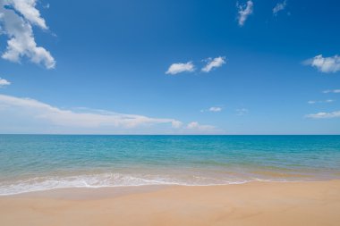 Açık mavi gökyüzü ve güzel okyanus