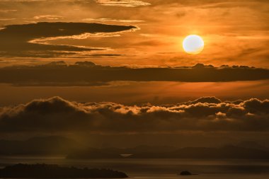 Sabahları bulut üzerinde gündoğumu