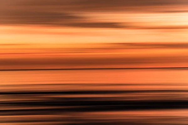 Ljuset rör sig efter solnedgången på stranden — Stockfoto
