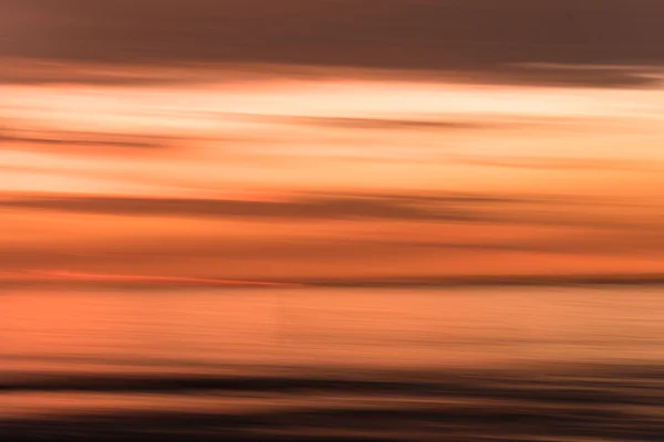 Ljuset rör sig efter solnedgången på stranden — Stockfoto