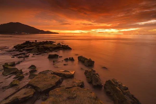 Il flusso liscio di roccia di passaggio dell'acqua in sera — Foto Stock