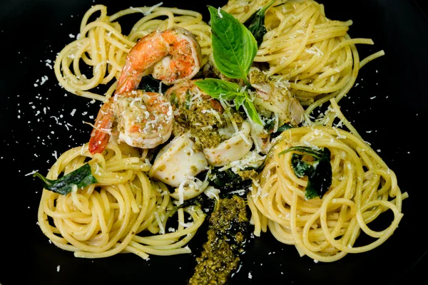 Comida do mar Basil Spagetthi em preto — Fotografia de Stock