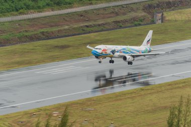 phuket gün yağmur içinde iniş bangkok hava yolu