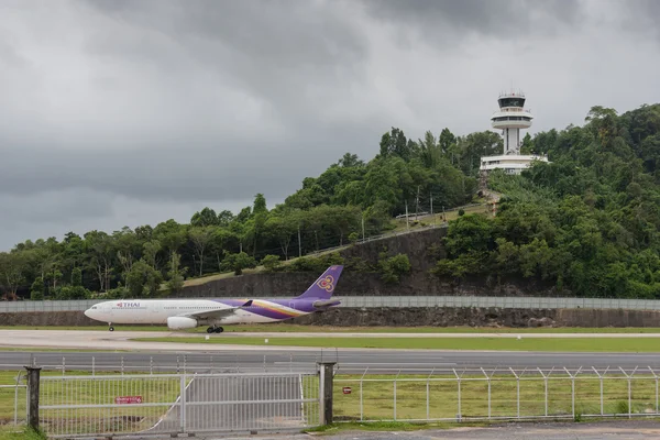 Тайские воздушные пути и башня управления воздушным движением — стоковое фото