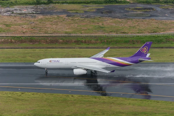 Thailändska flygbolag landar på phuket i regnar dagen — Stockfoto