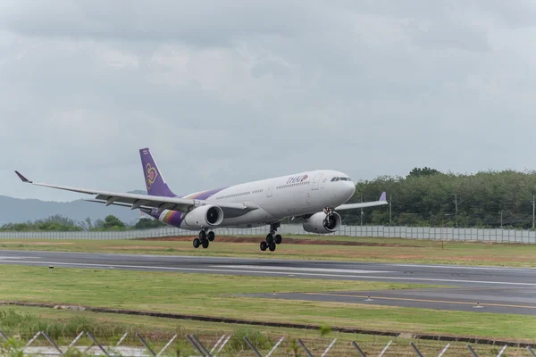 Thailändska flygbolag landar på Phukets flygplats — Stockfoto