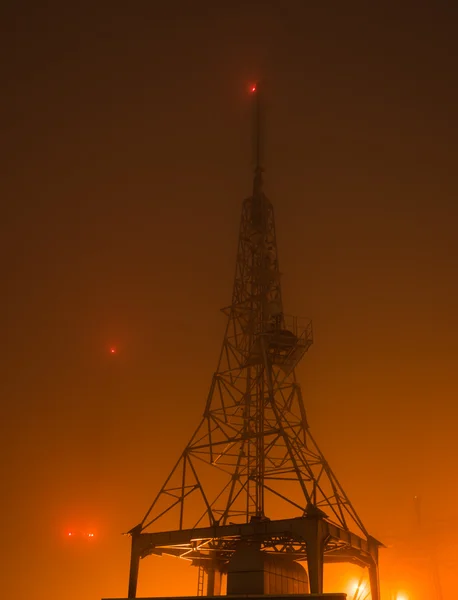 丘の上の霧の中の通信塔 — ストック写真
