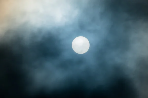 全重雾的背后有阳光 — 图库照片