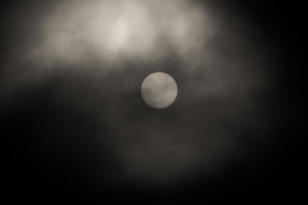 Полное солнце за густым туманом
