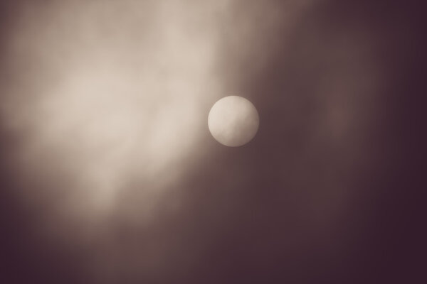 Полное солнце за тяжелым туманом старого стиля
