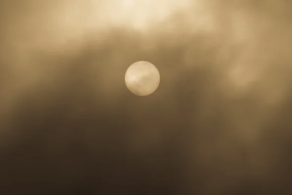 Teljes nap mögött nehéz köd szépia stílus — Stock Fotó