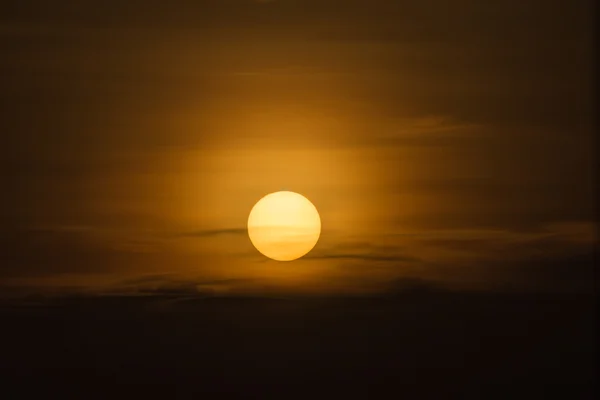 横から見た日の出の輪 — ストック写真