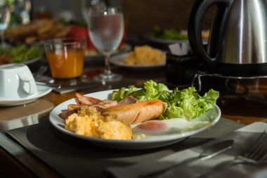 Masanın üzerine Amerikan kahvaltı