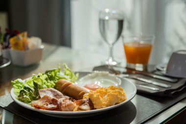 Masanın üzerine Amerikan kahvaltı