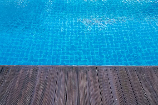 Deck de madeira e piscina — Fotografia de Stock