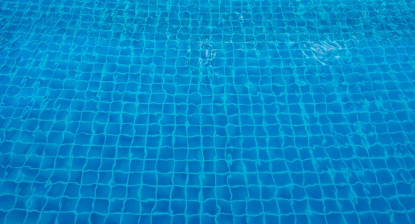 Piscina azul à luz do sol Fundo — Fotografia de Stock