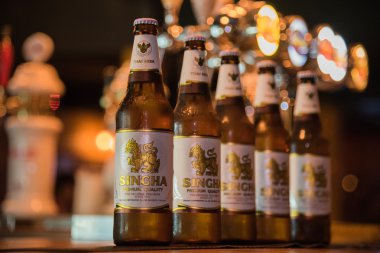 Tay Singha bira şişe. 