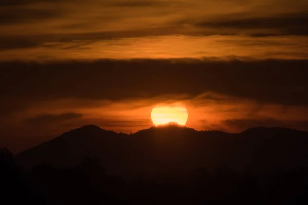 Puesta de sol detrás de montaña y nube —  Fotos de Stock