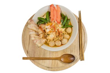 Fıstık ve birçok malzemeler ile anlık erişte