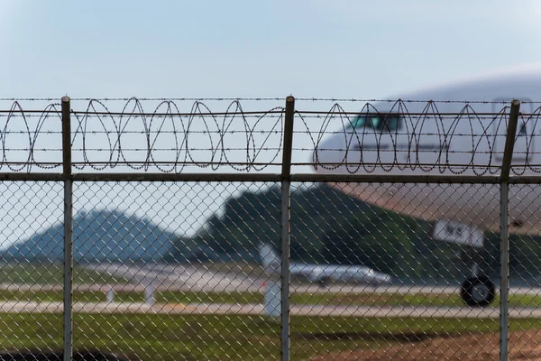Letiště plotu a vzduchu letadlo za — Stock fotografie