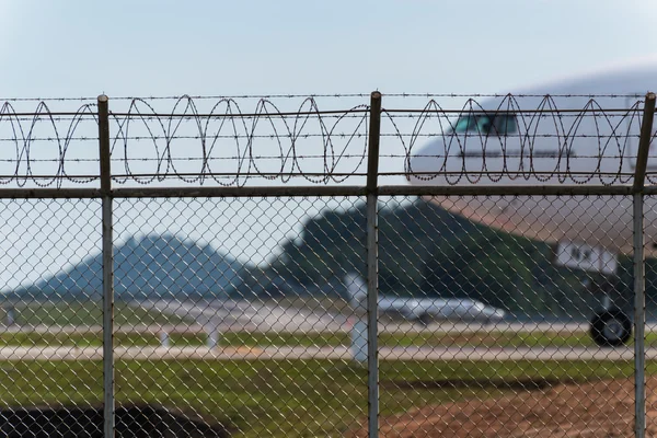 机场围栏和空气平面背后 — 图库照片