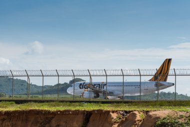 Tigerair havayolu taksi ayrılış çitin arkasında için
