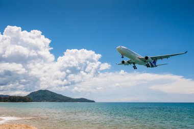Phuket havaalanına iniş Tay havayolu uçak