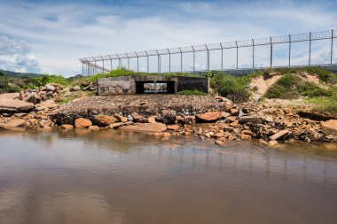 Havaalanı su tahliye kanalı çıkış 