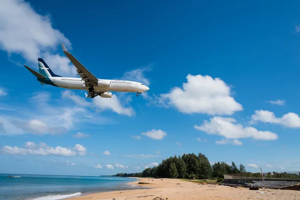 Avión de vía aérea de seda aterrizando en el aeropuerto de Phuket — Foto de Stock