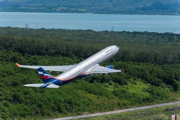 Aeroflot havayolu uçak kalkış Phuket Havalimanı'nda — Stok fotoğraf