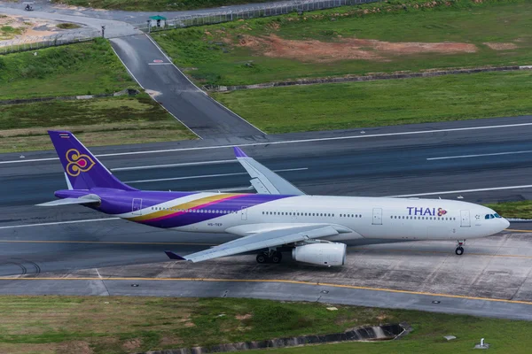 Thai Airways flygplan avgång på Phukets flygplats — Stockfoto